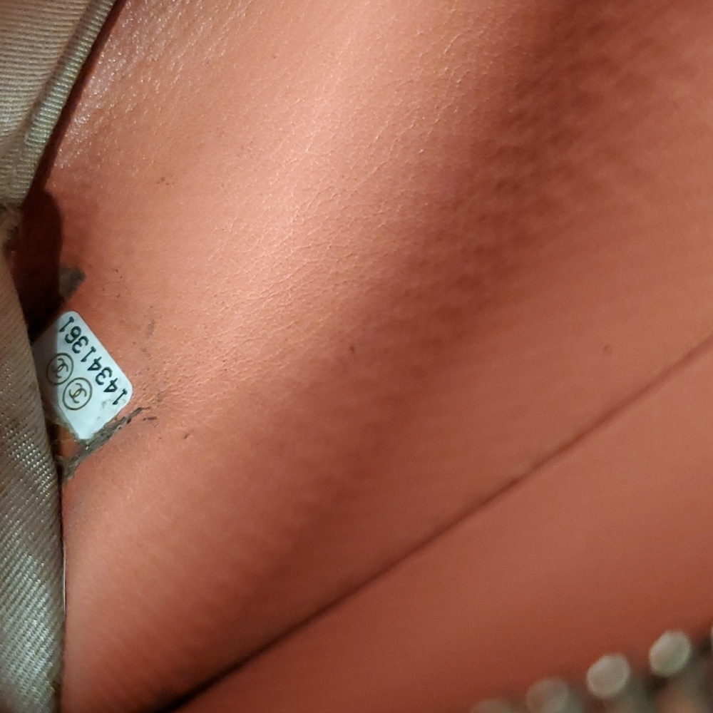 CHANEL shiny patent/quilted leather wallet - Picture 8 of 10